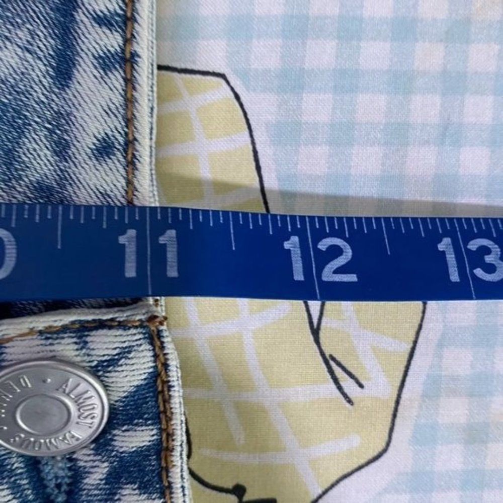 Almost famous juniors, ladies acid wash, cut off jean shorts, size 5 - Picture 9 of 10